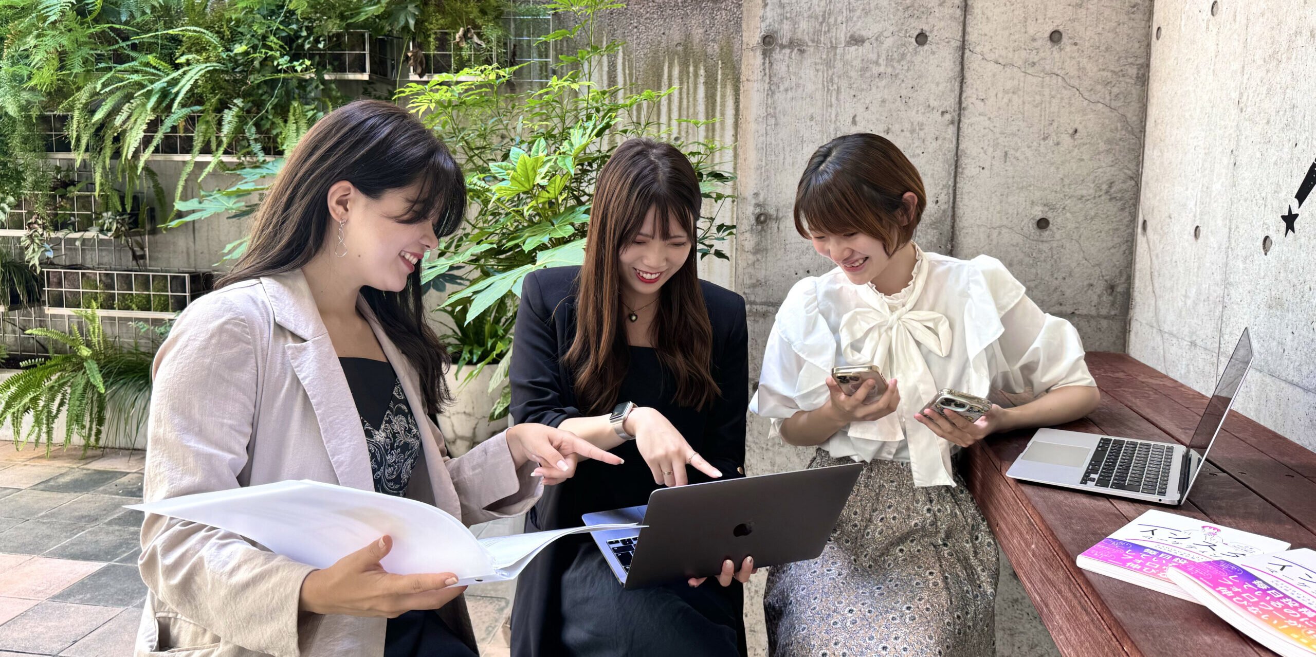 チームで制作内容を確認する様子