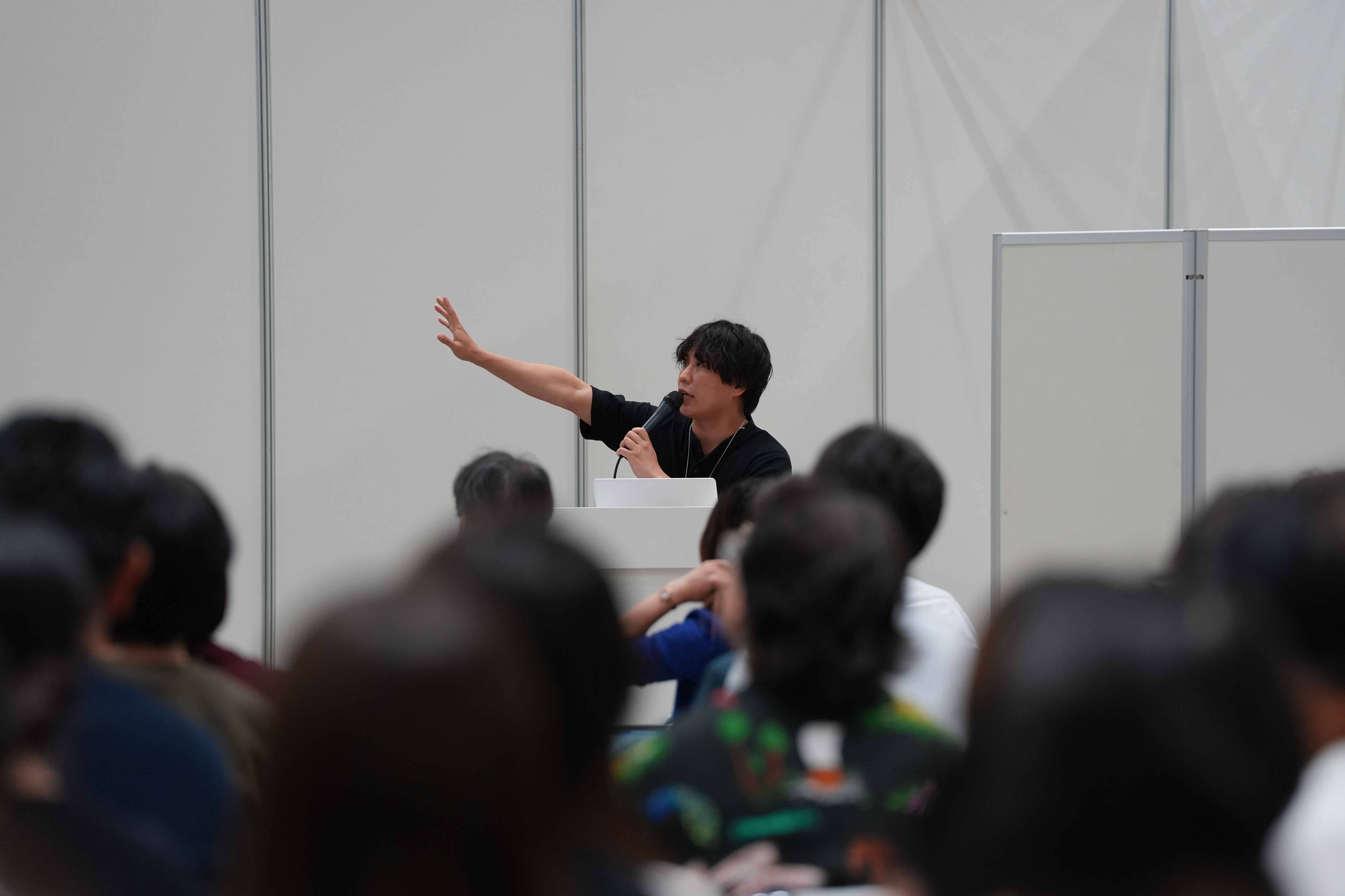 講演で知見を伝える様子