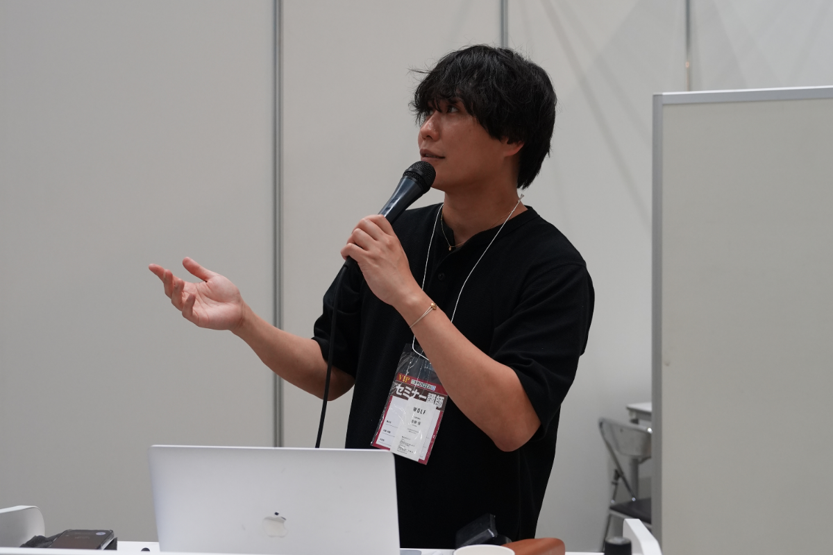 登壇する代表取締役 遠藤優